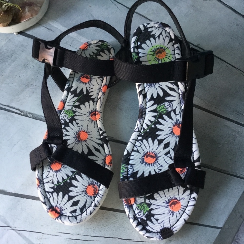 Women's Summer SO Sandals size 9floral print buckle ankle strap white/black